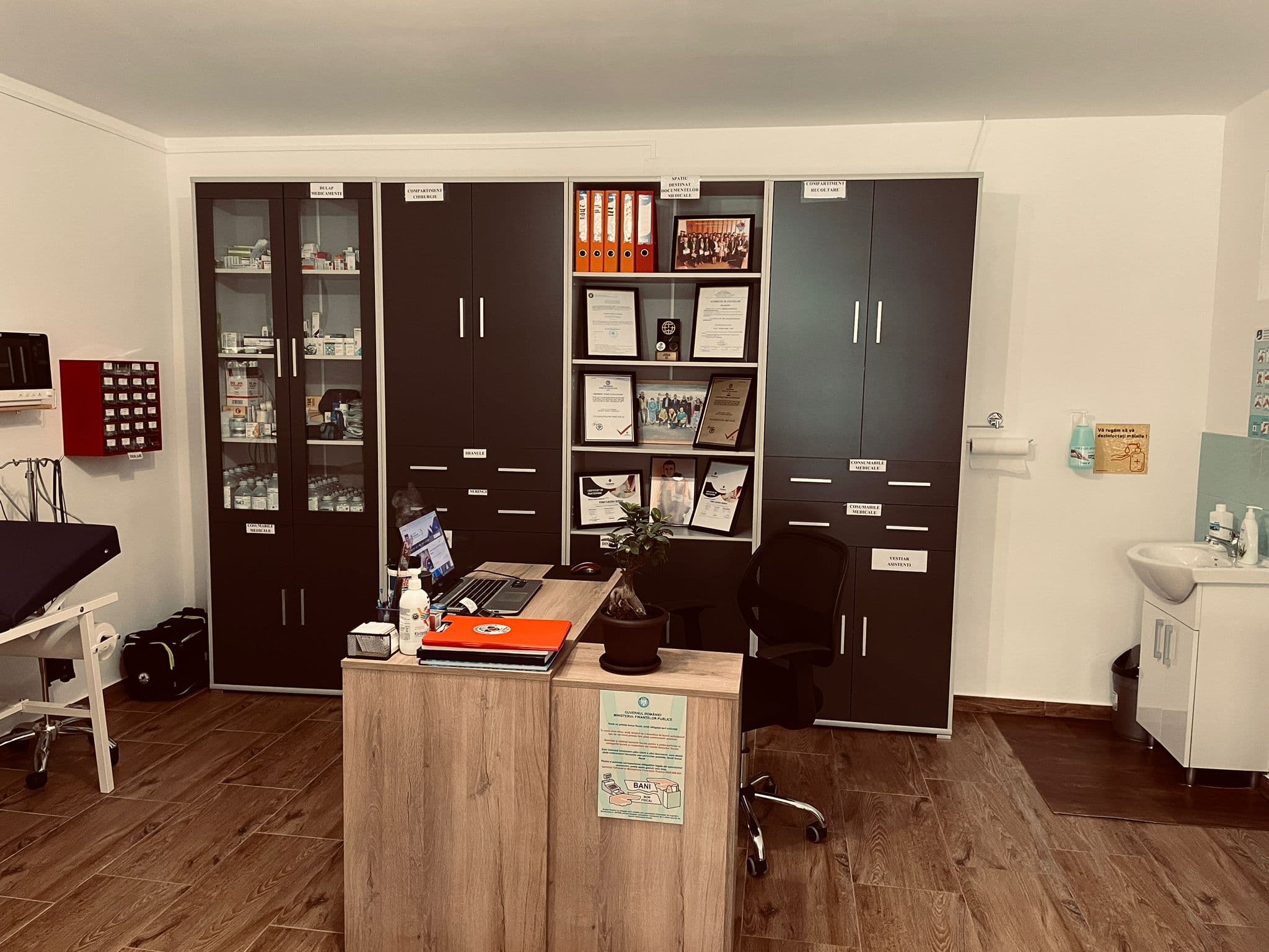 Dulapuri pentru medicamente, consumabile medicale și documente, alături de acreditări.