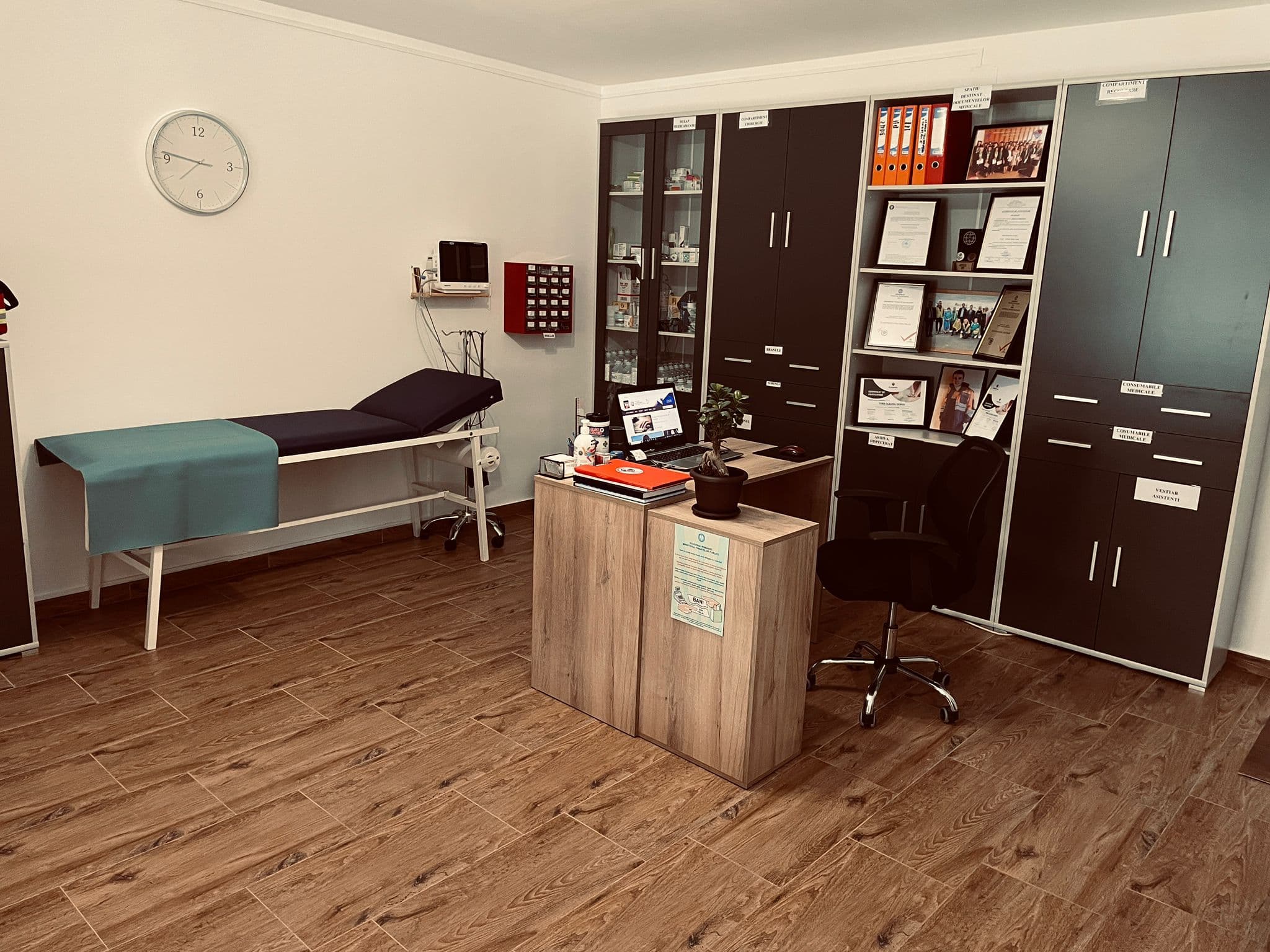 Cabinet medical cu pat de examinare și zonă de recoltare.